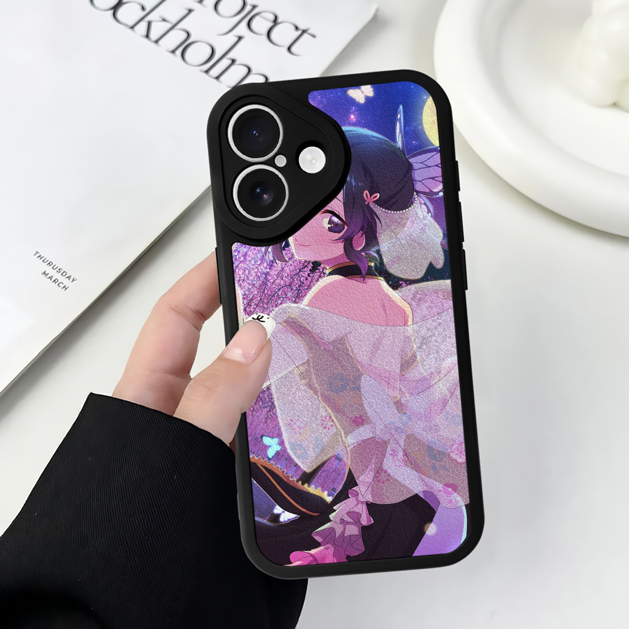 （画像用） 鬼滅の刃（きめつのやいば）蟲柱-胡蝶 しのぶ／こちょう しのぶ Kochou Shinobu 【iPhone 16シリーズ対応】シリコンスマホケース（レザー調） 材質：シリコン